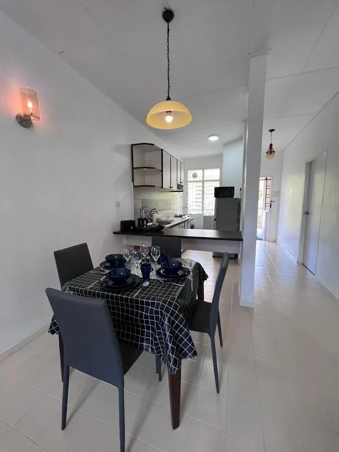 Apartmán Ee'S Beach House - Homestay 3 Min Walk To Beach Batu Feringgi